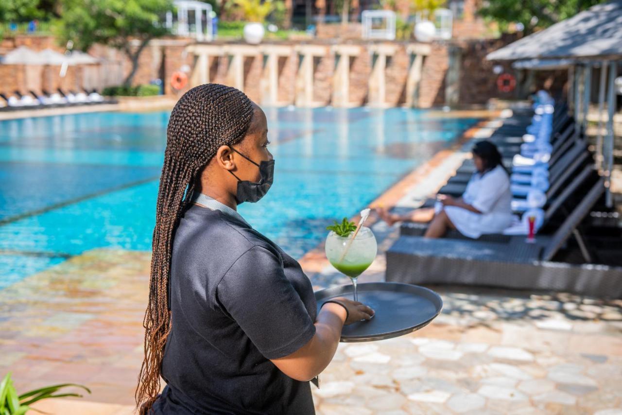 The Capital Zimbali Ballito Exterior foto A waitress wearing a face mask at a hotel in Kigali, Rwanda