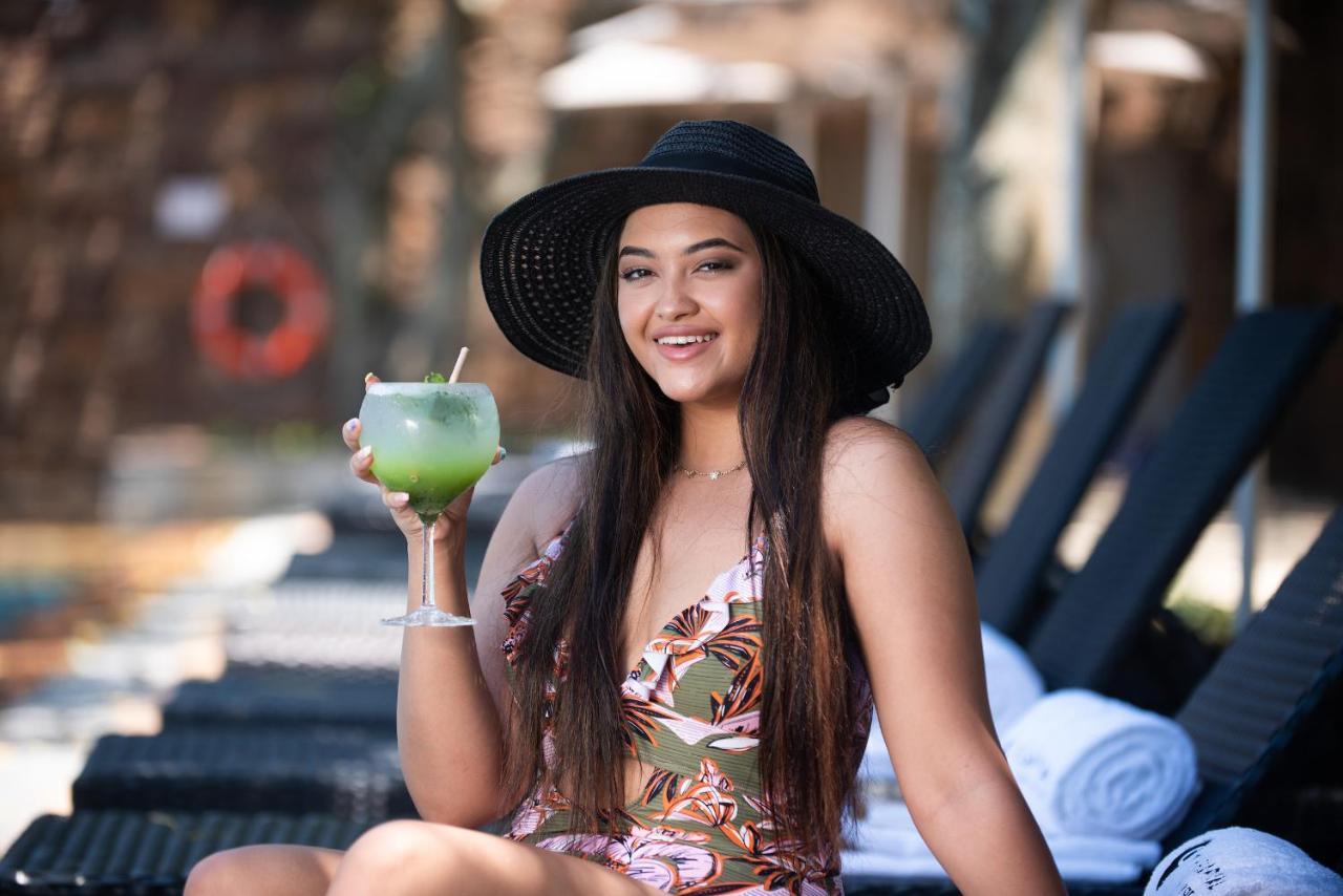 The Capital Zimbali Ballito Exterior foto A woman wearing a sun hat