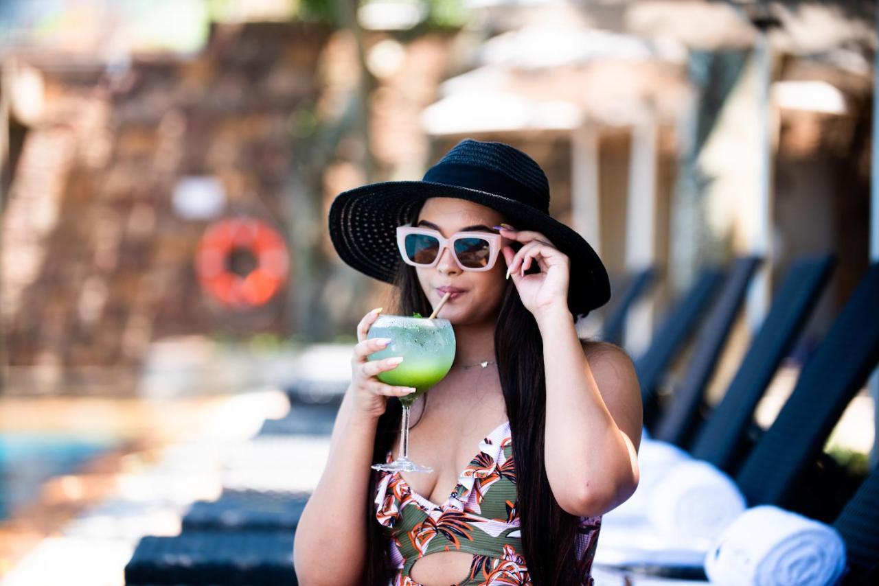 The Capital Zimbali Ballito Exterior foto A woman wearing a hat